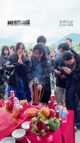 Trước khi bắt đầu hành trình dài hơi, ekip Trại Buôn Người cùng nhau thắp hương cảm ơn Tổ Nghiệp 🩷 Cầu mong Tổ luôn dõi theo, để chúng tôi có thêm sức mạnh và sự sáng suốt, mang đến những giá trị thật đẹp cho khán giả. #TraiBuonNguoi #ChoiEntertainment #ToniDuongBaoAnh #MeoBichTrang #actionmovie 