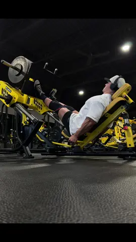 8 plates. #bodybuilding #GymTok #fyp #fypシ゚ #legday 