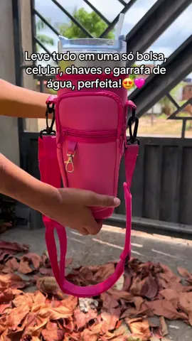 Chega de carregar mil coisas na mão! 🙌 Essa bolsa porta-garrafa é prática, estilosa e ainda cabe celular, chaves e muito mais. Perfeita para o dia a dia e treinos! #achadosshopee #bolsadegarrafastanley 