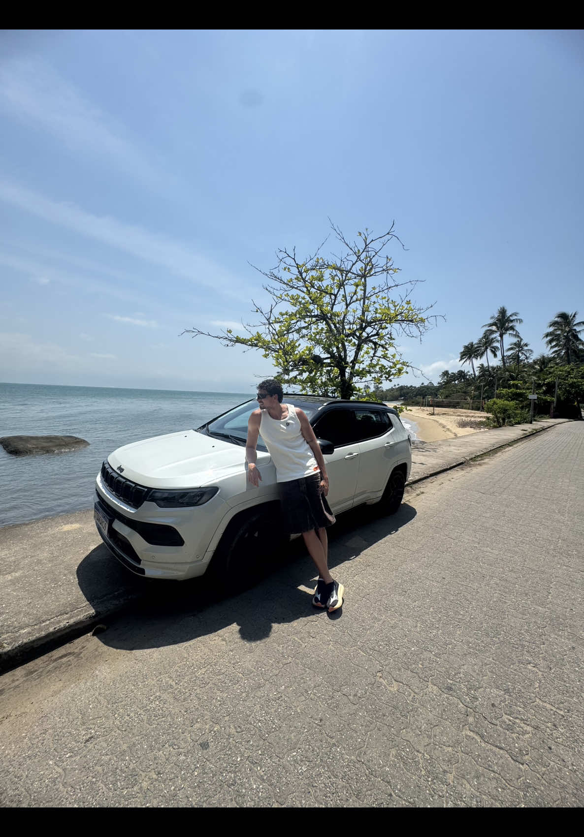 Você já se perguntou quanto tempo passa na frente das telas? O @ferrarireallife descobriu que é mais tempo do que imaginava. Por isso, lançamos um desafio simples e ele abraçou: transformar tempo de tela em tempo de terra. Na tela, 11h49min. Na terra, uma vida inteira de descobertas. • '* E o Jeep Compass foi o parceiro de estrada perfeito nessa jornada até Ilhabela, entre cachoeiras, piscinas naturais, trilhas e um pôr do sol inesquecível. o o Afinal, a verdadeira conexão acontece quando a gente escolhe explorar o mundo lá fora. E você, já parou pra pensar quanto tempo passa no celular por dia? Se tivesse 12h livres fora da tela... o que faria? #DiaDaNatureza #JeepCompass #IssoÉJeep #JeepDoBrasil #Publicidade