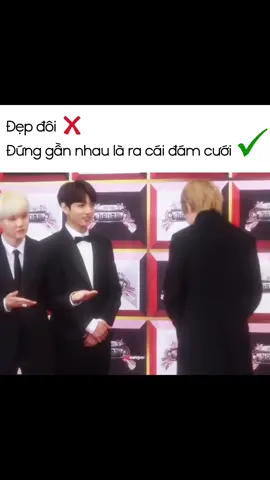 Hai người đều mặc vest nhưng đứng kế nhau hk giống phù rể mà trông như là 2 nhân vật chính của đám cưới lun. #kookv #taekook #fyp #foryou #xuhuong 