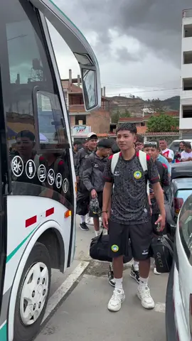 Con toda la actitud y garra de traer un resultado positivo los alumnos de nuestra escuela categoría SUB 15 💪🏻salieron rumbo a Chimbote,¡Vamos chicos a dejarlo todo por estos colores 💛💚! #futbol⚽️ #sportancashfc #escueladefutbol #huaraz_ancash_peru🇵🇪🇵🇪🏞️🌲 #parati 