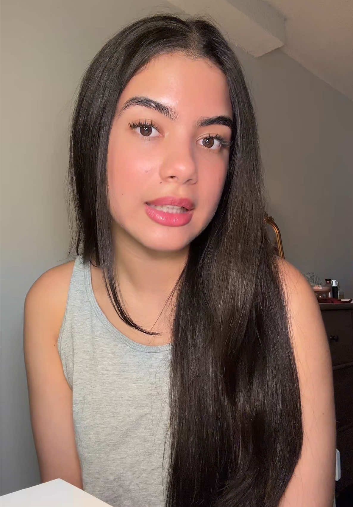En mi país estéticamente placentero significa que el pelo esté lacio lacio TODO EL TIEMPO. I love Cardi y los videos no son recientes btw. Lo que te quiero decir es que muchas veces para retener largo y un pelo abundante es necesario que a veces no esté lacio perfecto y que empecemos a cuidar nuestro pelo como lo que es, no es lacio así que no siempre cuidarlo como lacio es lo mas adecuado.💘