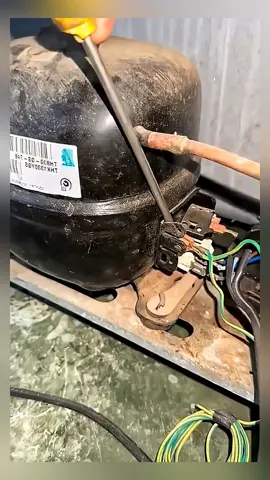 esto no lo sabe mucha gente pero no te preocupes, si quieres aprender todo sobre refrigeración para emprender o para reparar y hacer mantenimiento a tus equipos en casa Comenta yo quiero y únete al grupo yendo al link en mi perfil Para enseñarte el paso a paso en una clase gratis en vivo  Los cupos son limitados #refrigeracion #aireacondicionado #tecnicos #nevera #mantenimiento  mi nevera no enfría como reparar mi nevera aire acondicionado heladera freezer congelador trucos de refrigeracion como reparar refrigeración motor rele protector térmico 