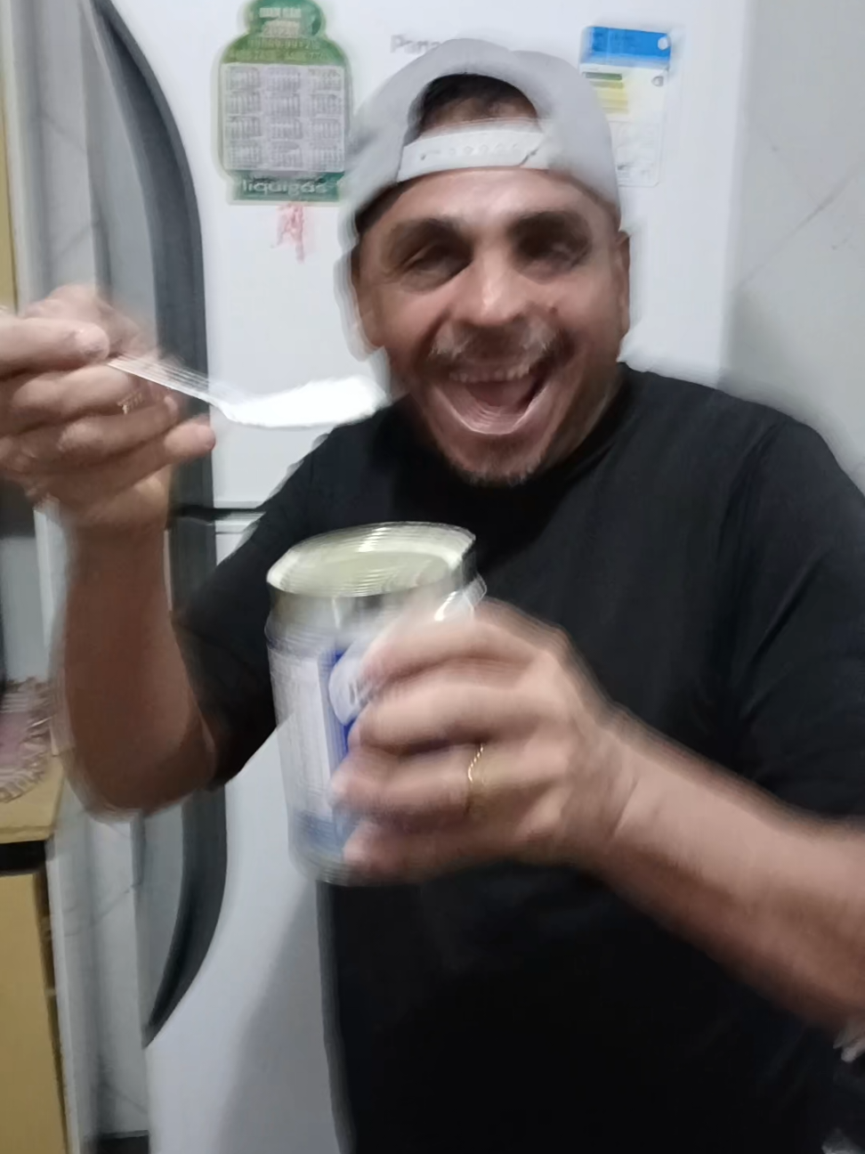 Ele todo desconfiado por estar comendo o leite em pó da minha mãe AKAKAKAKAKAKAKAKAA #meme #rafando13 #fyp 