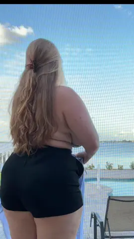 💋 special offer in my bio!  #curvy #confident #sneakpeek 