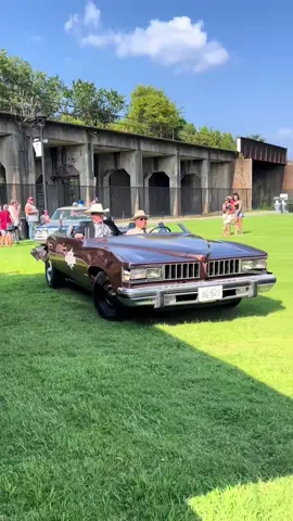 Daddy I gotta pee pee! #smokeyandthebandit #bandit #snowman #sheriffbufordtjustice #eastboundanddown 