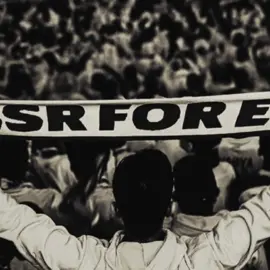 النصر… ما هو نادي، النصر حياة كاملة. حب الجماهير له مو حب عادي، هو دم يجري في العروق، هو شعور يخليك تضحك وأنت تبكي، وتبكي وأنت فرحان. جماهير النصر ما يتركون فريقهم حتى لو الدنيا كلها وقفت ضدهم، يملؤون المدرجات، يرفعون أصواتهم، ويخلون اللاعبين يحسون إنهم يلعبون بروح مليون عاشق. هذا الحب مو من اليوم… هذا حب ورثناه، حب كبر معانا، حب صار جزء من هويتنا. تشوف المدرج يشتعل بعد كل هدف، وتسمع الصرخات اللي توصل للسماء، وتعرف إن النصر مو مجرد فريق… النصر قلب جماهيره. واللاعبين… ما يخذلون هالعشق. تشوف في عيونهم إنهم يلعبون مو عشان نفسهم، يلعبون عشان هالجماهير. كل هدف يسجلونه، كل مرة يركضون للمدرج، كل دمعة على الخسارة… كلها رسائل تقول: “إحنا نحب النصر زي ما تحبونه.” النصر هو الرابط اللي جمعنا… جماهير تعيش بعشق، ولاعبين يقاتلون بوفاء. ما في قوة بالعالم تكسر هذا الرابط… لأنه رابط مبني على الحب، والحب إذا كان صادق… يعيش للأبد #alnassr #alnassrfc #النصر_هو_الحب_والعشق #النصر_هو_الحب_والعشق #النصراوي 