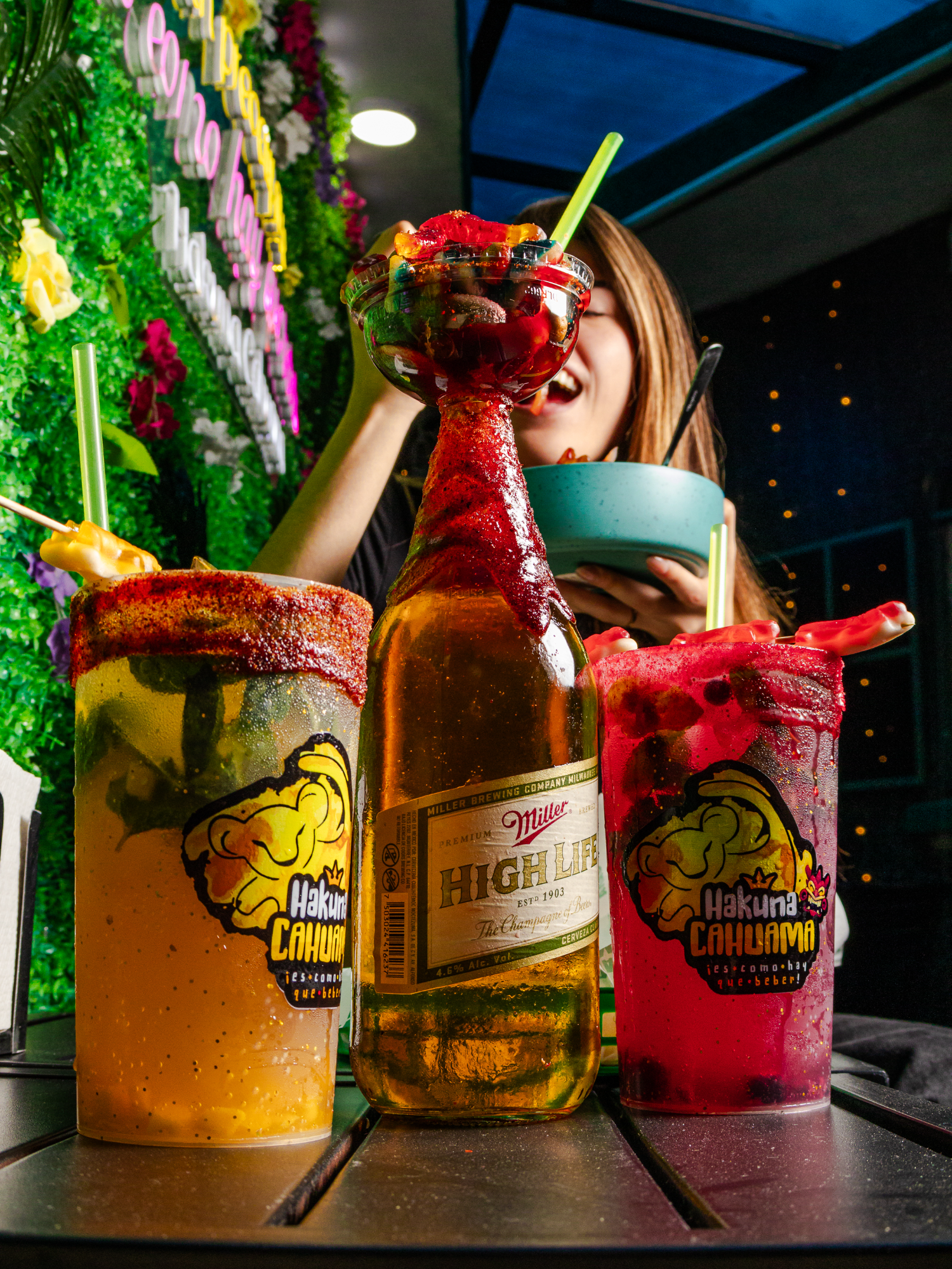 ¿La comida en Hakuna Cahuama? No está rica… está criminal. 🔥🍟🍗 Alitas, burgers, papas, aros, dedos de queso… y un montón de sabor que te deja sin preocupaciones (pero con las manos llenas de migajas). 😮‍💨🧀 📍C. Guerrero 47-MZ 015, San Javier, 54030 Tlalnepantla, Méx. 🕒 Horarios: Martes a jueves: 2 p.m. – 10 p.m. Viernes y sábado: 2 p.m. – 1 a.m. Domingo: 1 p.m. – 8 p.m. Lunes: Cerrado #HakunaCahuama #ModoBestia #SinPreocuparse #ReyDelAntojo #SabeALejenda