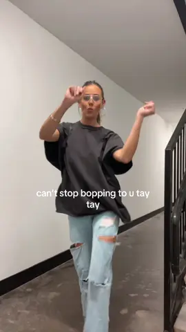 kisses @Taylor Swift #fyp #taylorswift #thelifeofashowgirl 