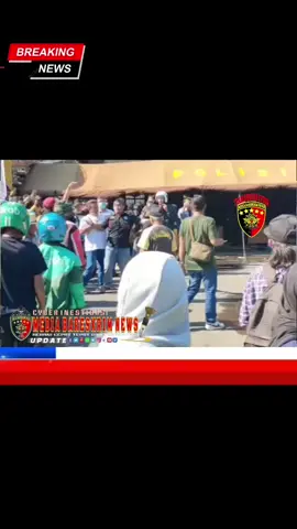 *Polresta Pati Amankan Pria Bawa Sajam di Depan Posko AMPB* PATI – Kepolisian Resor Kota (Polresta) Pati mengamankan seorang pria yang membuat keributan di depan posko AMPB (Aliansi Masyarakat Pati Bersatu), tepatnya di sebelah barat Kantor Pemda Pati, Kamis (2/10/2025) sekitar pukul 15.20 WIB. Pria tersebut diketahui membawa senjata tajam. Terduga Pelaku NH(32), yang berasal dari Kecamatan Trangkil, Kabupaten Pati. Ia diamankan setelah membuat gaduh di sekitar lokasi pengamanan rapat kerja Pansus Hak Angket DPRD Kabupaten Pati. Kapolresta Pati melalui Kasat Reskrim Polresta Pati, Kompol Heri Dwi Utomo, membenarkan kejadian tersebut. “Betul, anggota kami mengamankan seorang pria berinisial NH (32) yang membuat keributan di sekitar area posko AMPB dan kedapatan membawa senjata tajam” ungkapnya. Saat diamankan, polisi juga mengamankan sejumlah barang bukti dari tangan pelaku. “Barang bukti yang ditemukan sudah kami amankan untuk proses lebih lanjut,” jelas Kompol Heri. Namun setelah dilakukan pemeriksaan awal, NH tidak mampu memberikan keterangan jelas terkait perbuatannya. Pihak penyidik kemudian melakukan klarifikasi kepada keluarga serta Kepala Desa Rejoagung. Dari hasil tersebut diketahui bahwa NH mengalami gangguan kejiwaan dan sebelumnya pernah berobat ke dokter spesialis jiwa pada 11 Maret 2023 di RS Mitra Bangsa Pati. “Keterangan dari keluarga dan kades diperkuat dengan nota berobat pasien, sehingga mengindikasikan yang bersangkutan memang memiliki riwayat gangguan jiwa,” tambah Kompol Heri. Menyikapi hal itu, keluarga dan pihak desa kemudian membuat surat permohonan dan pernyataan resmi untuk membawa NH menjalani pengobatan lanjutan. “Pihak keluarga sudah membuat pernyataan tertulis dan siap membawa yang bersangkutan ke rumah sakit jiwa untuk perawatan,” tegas Kompol Heri. Sebagai tindak lanjut, Polresta Pati menyerahkan NH kembali kepada keluarga dan pemerintah desa untuk selanjutnya dibawa ke RSJ Semarang. “Kami memastikan proses penanganan ini berjalan sesuai aturan, dengan tetap mengedepankan aspek kemanusiaan dan kesehatan terhadap saudara N,” pungkas Kompol Heri. (Humas Resta Pati) #breakingnews #polrestapati #poldajateng_official #pativiral #viral 