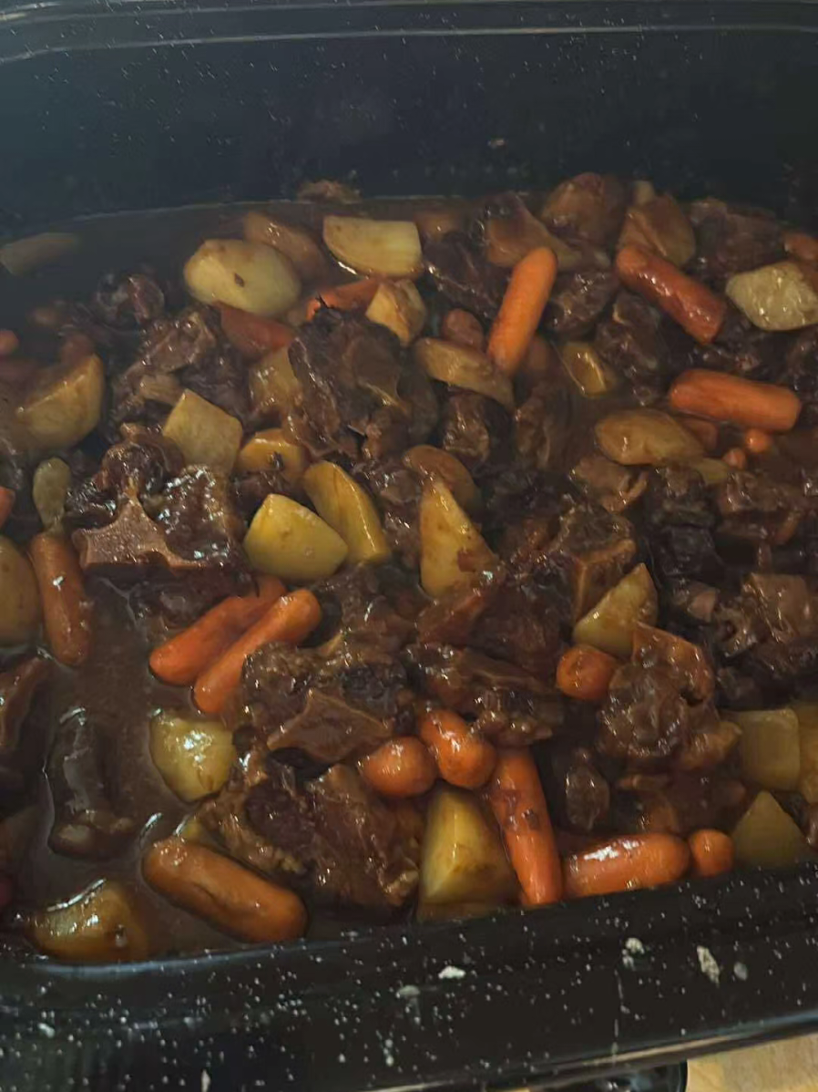 Talk about family fued!!  I think we need family counseling after this oxtail incident. Where's the love I ask you......where.  #whatgoinonhea #familytime #oxtails 