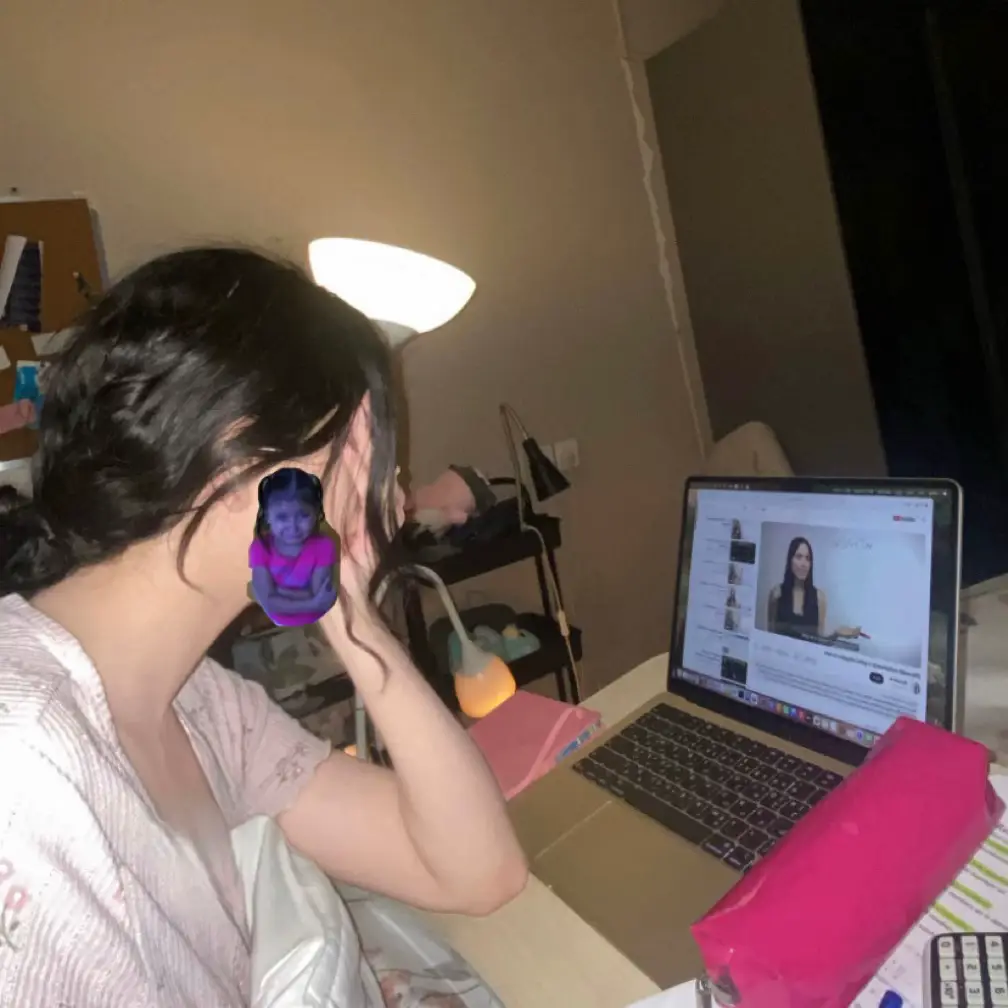 كلٍ سهر مع حبيبه ليلٍ طويل وانا سهرت عشانك يا شرفٍ جزيل  لك وحدك سهرت وتعبت الليل وحيده  وكل جدٍ يهون دامك بقلبي عهيده  تعبت وعساك ثمرة صبري وعناي   مرتبة شرف أولى ياغايتي المطلوبة 😞 #fyp  #مذاكرة  #مرتبة_الشرف_الاولى  #viral  #explore  