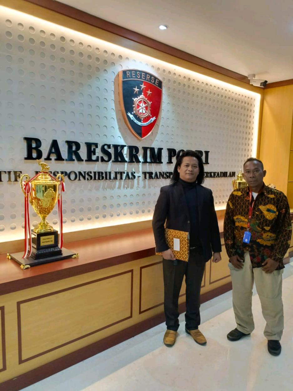 Testimoni – PKPA Peradi Nusantara Angkatan XVII Saya, Obor Panjaitan, peserta pendidikan khusus profesi advokat (PKPA) angkatan ke-17 PERADI Nusantara, Saya meyakini bahwa PKPA bukan sebatas tahapan syarat administratif, akan tetapi pondasi etik dan intelektual bagi advokat sebagai penegak hukum yang bebas dan mandiri sebagaimana ditegaskan dalam Pasal 5 ayat (1) UU No. 18 Tahun 2003 tentang Advokat. Oia bapa ibu rekan semua apabila ingin tau tentang testimoni/ apa yang saya paparkan pada video ini silahkan- boleh koq tanya tanya  ke saya atau langsung ke Peradi Nusantara official. Peradi Nusantara hadir sebagai organisasi advokat yang visioner, satu-satunya yang mampu menyelenggarakan PKPA hingga magang secara modern dan daring tanpa melanggar hukum, menjadikan pendidikan ini relevan dengan tantangan zaman sekaligus berpegang teguh pada integritas profesi. --------TERIMAKASIH------ @peradinusantara.official  @reggyloen  @khasnoo  @dennislubis62 @muktiwisra @Zaenaleffendi  @Sandi Butar Butar 113 @yunipasaribu882 @yunishara1331  @Andany Suwondo @bintonnadapdap  @A.P  @bangunfreddysit91  @BrManurung♥️NyPakpahan👩‍❤️‍👨  @Buha Sitorus  #PKPAUPA #PeradiNusantaraTestimoni #PeradiNusantara #TestimoniAngkatan17 #Advokat 