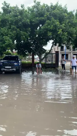 mưa cỡ đó còn gì người ta haha😄😄