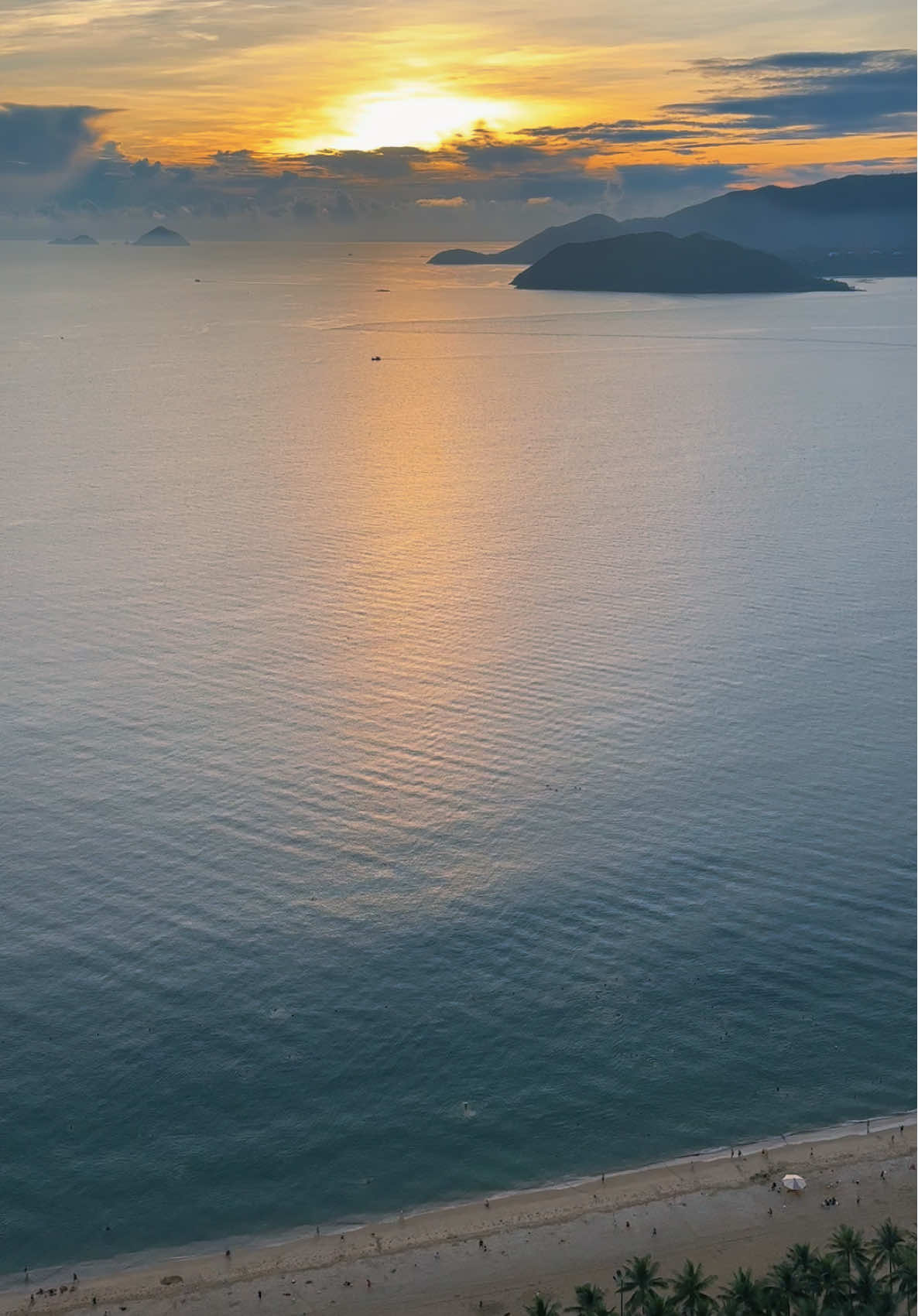 Biển Nha Trang vừa đẹp, vừa lưu luyến 🥰🥰 #binhminh ; #biennhatrang  #vinpearlnhatrang ; #dulichvietnam  #binhyenmoingay 