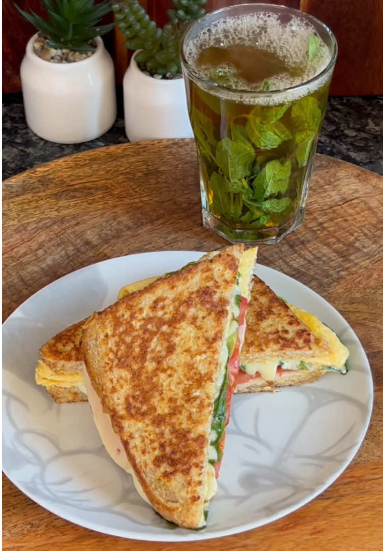 Hora del desayuno, sencillo, rápido y delicioso 🥪 #Receta #recetafacil #recetasaludable #omelette					 					 					