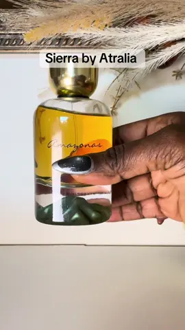 Atralia Amazonas Sierra Arabian Attar for women A captivating scent with a perfect balance of spice, warmth, and sweetness.  Ideal for women who love distinctive, elegant scents. Notes: 	•	Top: Juniper Berry 	•	Middle: Nutmeg, Coriander Seeds 	•	Base: Amber, Musk, Vanilla, Woody Notes #AtraliaPerfume #ArabianAttar #WomensFragrance #SpicyVanilla #ElegantScent     
