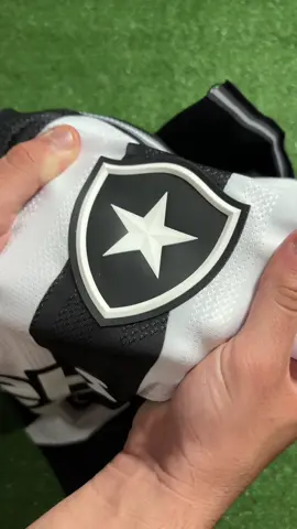 🖤⚪ Chegou a nova armadura do Glorioso! A Camisa Principal do Botafogo 2025 tá um espetáculo! ⠀ Já disponível – pronta entrega e encomenda. . . . . . . #fyp #camisadetime #botafogo 