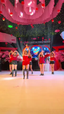 Baile sorpresa @KATSEYE en el XV años de @𝓚𝓪𝓵𝓲~🌱 en Aprille - Arequipa ✨#katseye#katseyearly #dance #quinceañera #fyp 