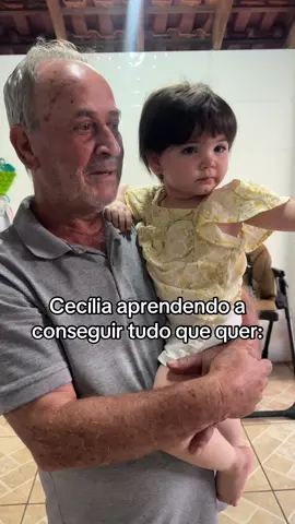 Ahhh Cecília, assim é jogo baixo viu?  A mamãe falou não, ela vai lá e faz charminho pro avô 🫣😂  #familia #maternidade #avo #fy #fyp