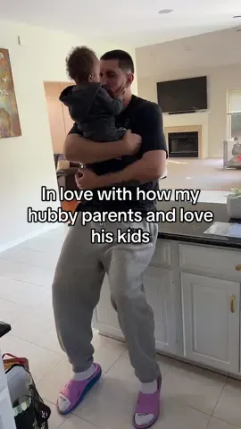 I genuinely think Ethan enjoys being this high up when Papa holds him . And to those who says they never see Igor smile , Here he is smiling, 🙂‍↔️😁🥳. #dad#russiandad#fatherandson#boydad#tallman 