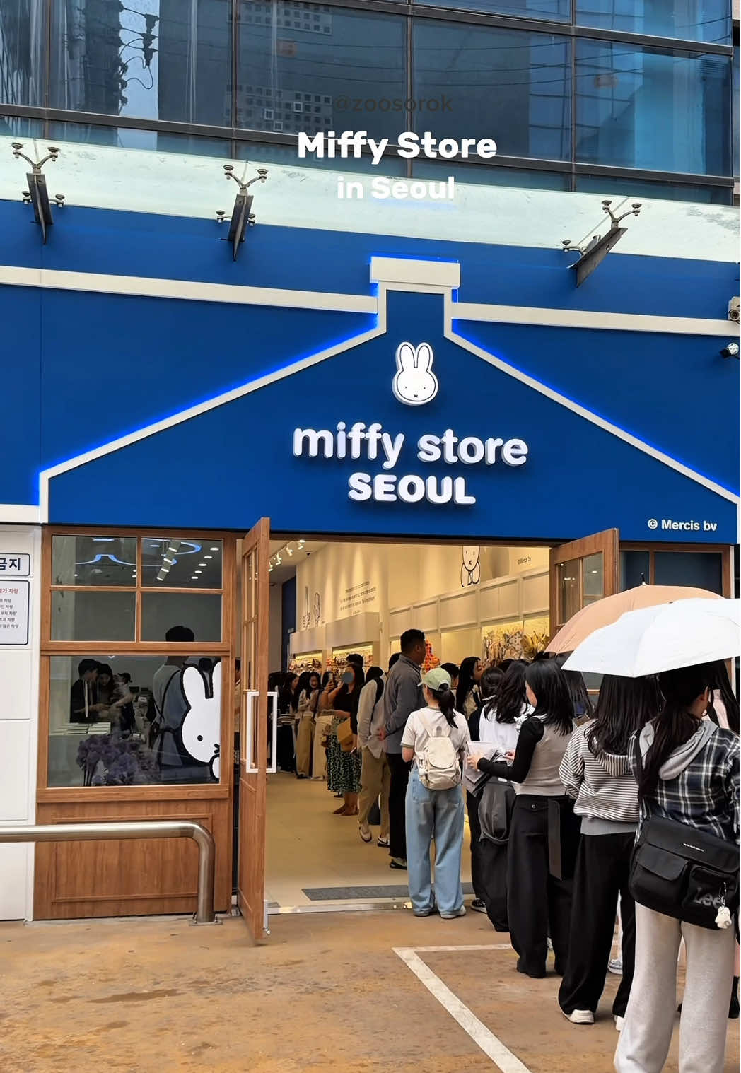 드디어, 성수에 오픈한 미피스토어🐰🧳 경주, 거제, 부산을 거쳐  성수에 역대 미피 스토어 중 가장 큰 규모의  미피스토어가 문을 열었어요! 노릇노릇 구운빵 미피 키링부터 유령 미피, 미피 캐리어, 성수 스토어에서만 만날 수 있는 미피 자개 에디션까지 정말 다양한 굿즈를 만날 수 있어요👀 - ✔️미피스토어 서울 •서울 성동구 연무장 13길 5 •10:00-20:00 (월-일) - ➕Miffy Store Seoul •Location: 5, Yeonmujang 13-gil, Seongdong-gu, Seoul #미피스토어 #미피 #미피스토어서울 #seoultravel #miffy 
