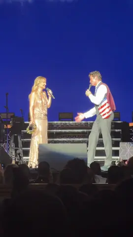 Hugh Jackman and Kate Hudson singing Sweet Caroline #hughjackman #katehudson #sweetcaroline #concert #radiocitymusichall 