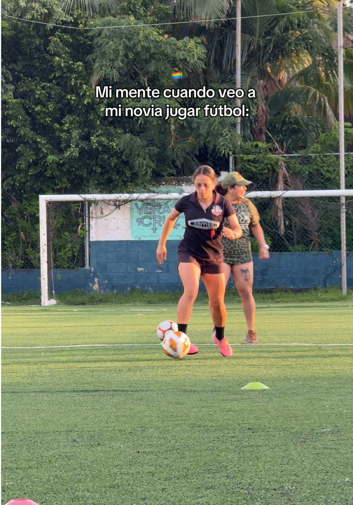 JAJAJA es broma, ma😭 @Iliana Lagunes @Iliana & Ximena #wlw #🏳️‍🌈 #lesbiansoftiktok #futbolfemenino #fypシ゚ 