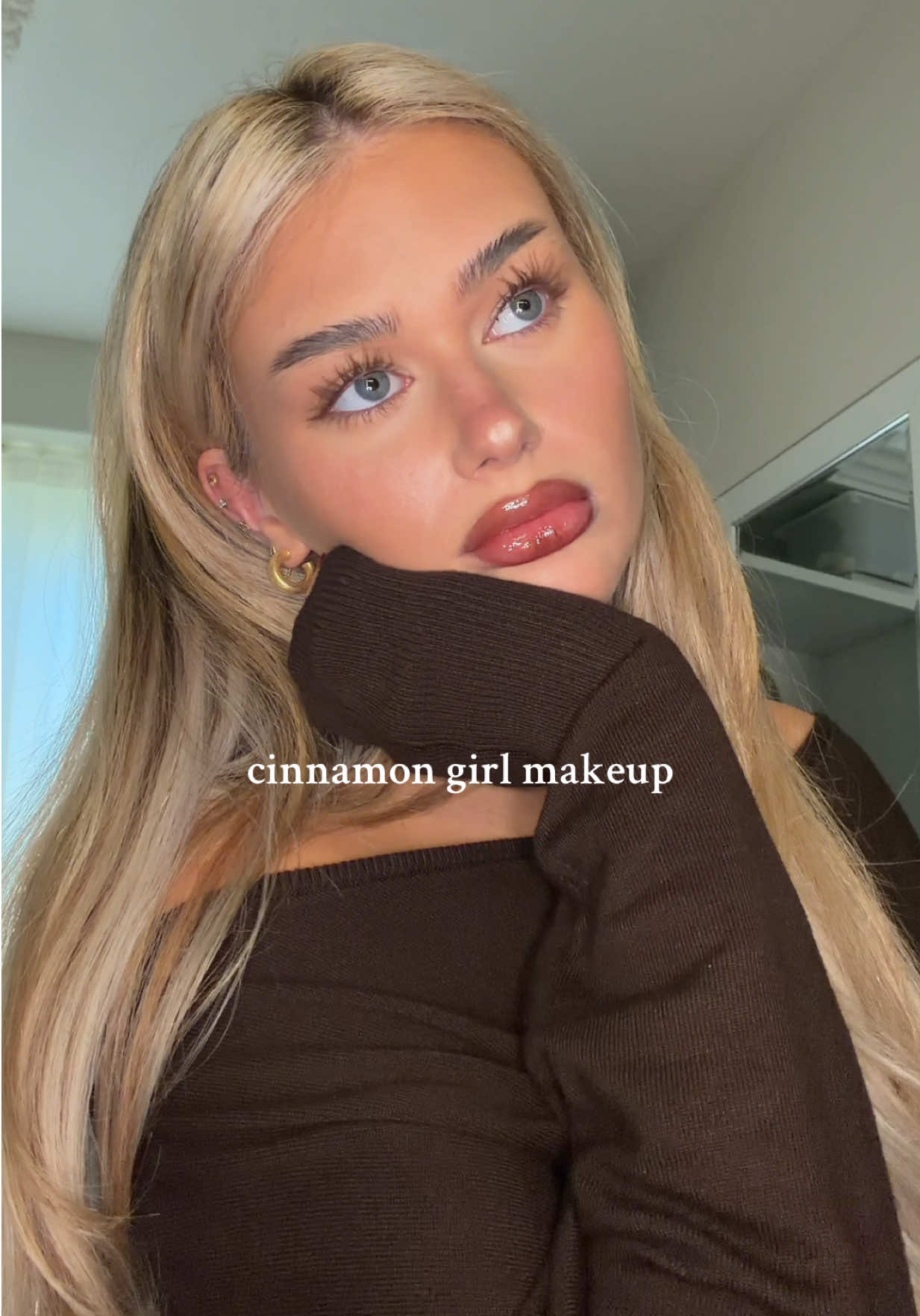 cinnamon girl makeup 🤎 #grwmmakeup #fallmakeup  - - - - PRODUCTS: @Anastasia Beverly Hills brow freeze @Iconic London blurring primer @Charlotte Tilbury unreal skin foundation  @Hourglass Cosmetics vanish concealer  @makeupbymario skin enhancer  @Summer Fridays blush in toasted Terra cotta  @Huda Beauty setting powder & lip contour stain in toasty brown @makeupforever artist color crayon in anywhere caffeine & liner in limitless brown  @Fenty Beauty liquid eyeliner in truffle  @REFY brown mascara