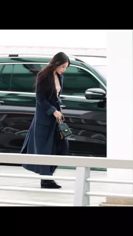 JENNIE is heading to Paris Fashion Week for Chanel, have a safe flight! #JENNIE #incheonairport #parisfashionweek #JENNIEKIM 