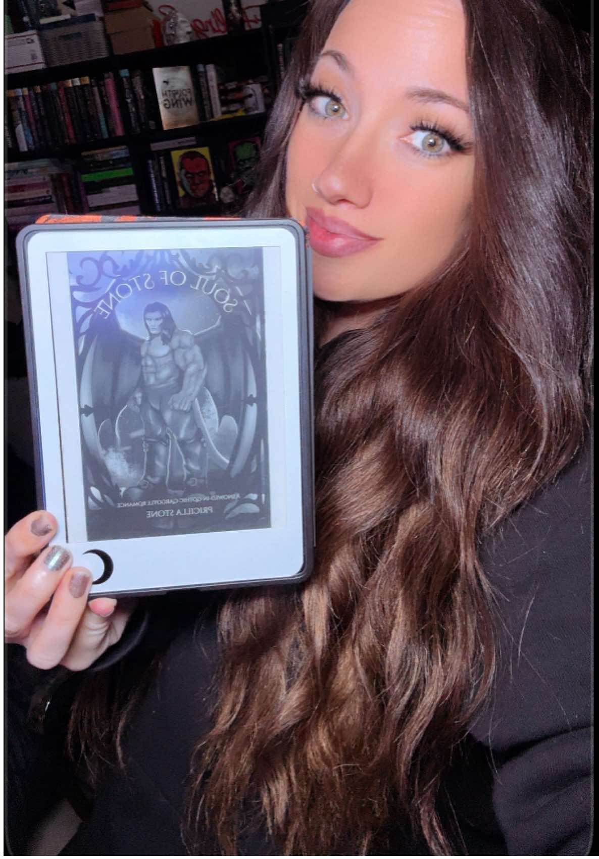 If you like gothic mansions, big libraries, curses & lots of spice… then go check this one out 🖤  #BookTok #gothicromance #paranormalromance #darkromance #spicynovella 