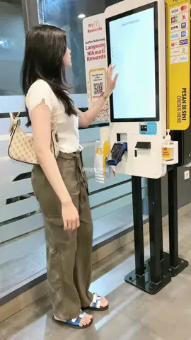 crop top cantik 🤍 #croptop #kaoswanita #outfit #outfitideas 