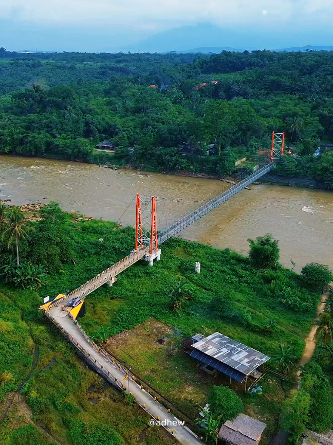 Jembatan Gantung Cisarum  mirip Golden gate tapi versi mini nya  sebuah jembatan yang menghubungkan dua kecamatan di kabupaten Bogor, yaitu kecamatan Ciseeng dan Rumpin.  Jembatan ini membentang di atas sungai cisadane yang di resmikan tahun lalu . 📍Cibeuteng muara, Ciseeng, Kab.bogor #jembatancisarum #goldengatebridge #ciseeng #rumpin #bogorbarat 