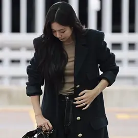 JENNIE AT THE AIRPORT. #JenniexChanelss26 #chanelss26 #JENNIE #jenniekim #fyp 
