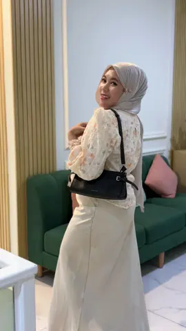 ✨ New bag, new mood! Super in love with my Lyra Shoulder Bag from @Official Christy Ng Indonesia @Christy Ng 💛 💕 Looks small but trust me, it’s soooo compact muat semua barang aku tanpa ribet. No wonder I already have 3 of their bags 🤭 Now tell me, which Christy Ng bag is your fave? 😍