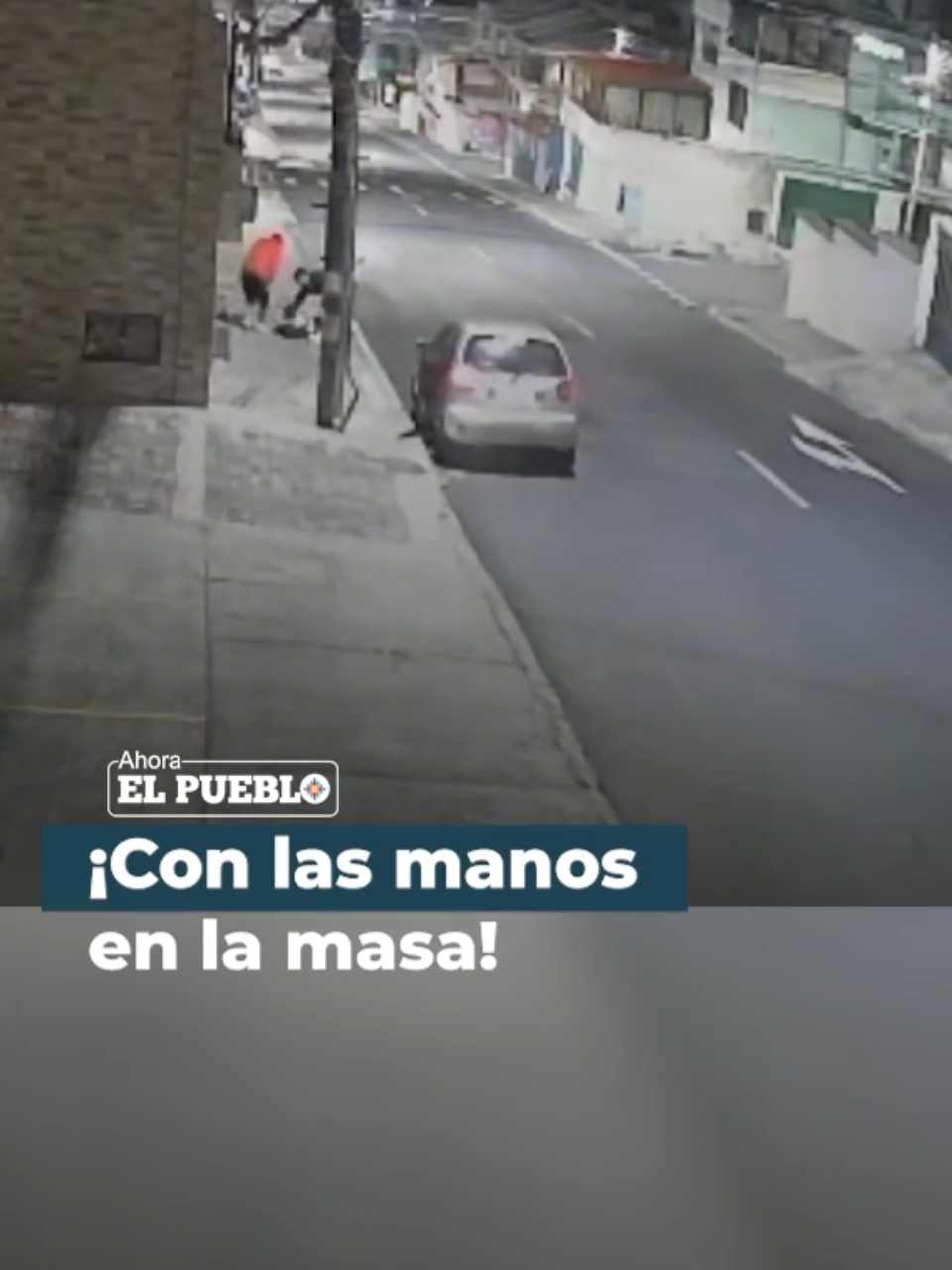 👮‍♂️👀🚓En Ecuador, tres sujetos hurtaban a un ciudadano en plena calle, pero no contaban con la rápida respuesta de la Policía. Vídeo: metroecuador #AhoraElPueblo #Ecuador #robo #policia #viral