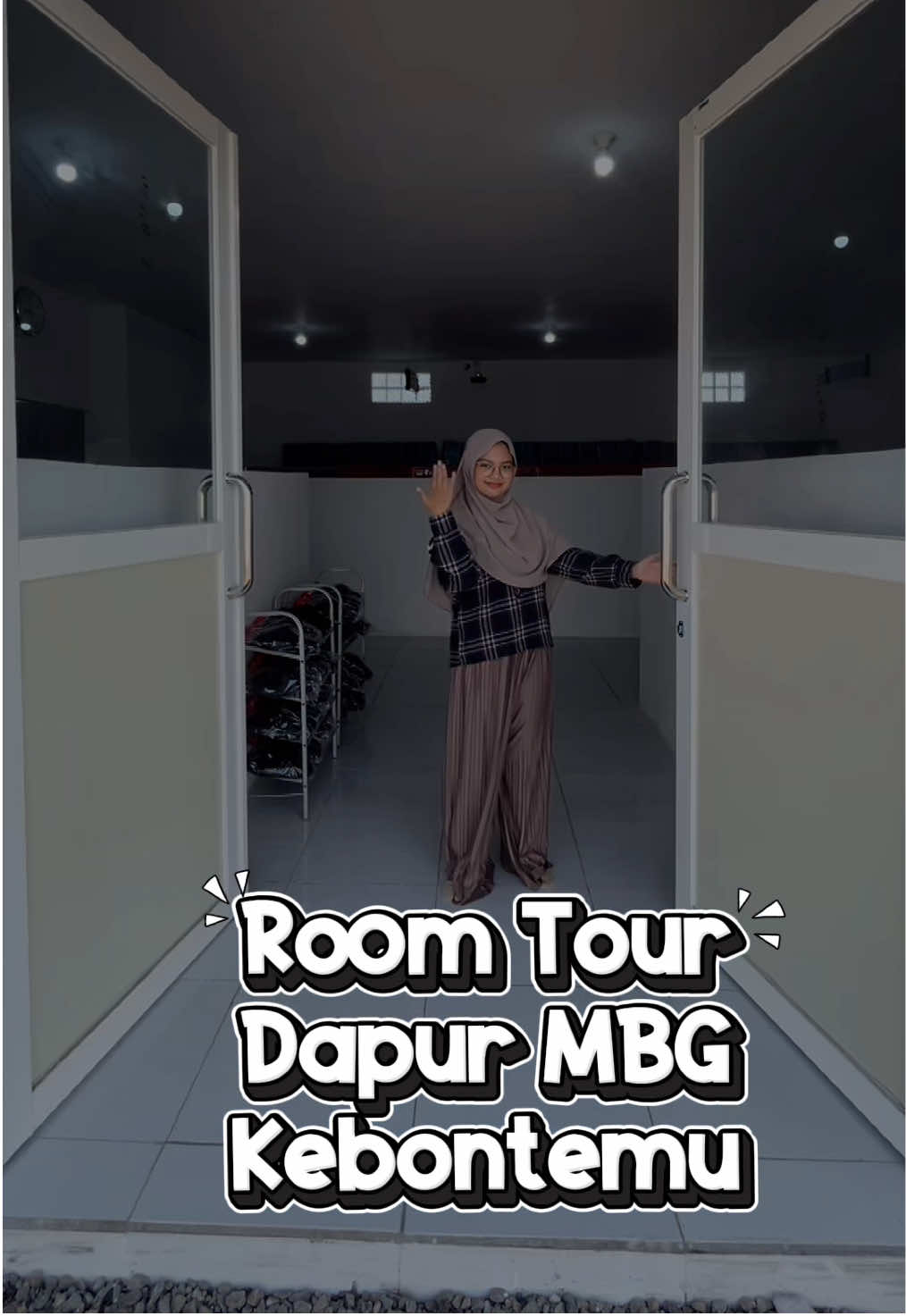 🎥✨ TOUR DAPUR MBG SPPG Kebontemu Peterongan ✨🍴 Yuk kita lihat lebih dekat bagaimana dapur MBG SPPG dirancang dengan rapi dan fungsional! 🏢🔥 Dapur ini dilengkapi berbagai ruang pendukung agar proses pengolahan makanan bergizi gratis berjalan optimal, antara lain: 🍽️ Ruang distribusi barang – tempat penerimaan bahan makanan 🥦 Ruang pencucian bahan – memastikan semua bahan segar dan higienis ❄️ Ruang Cooler – untuk menjaga bahan tetap segar 🌾 Ruang Penyimpanan bahan kering – menyimpan bahan tahan lama dengan aman 🍳 Ruang Penyimpanan alat masak – semua peralatan tertata rapi 🥟 Ruang Produksi kering & 🍲 Produksi basah – ruang memasak sesuai jenis olahan 📦 Ruang pemorsian – tempat pembagian porsi sebelum distribusi 🧽 Ruang Alat kebersihan – memastikan dapur tetap bersih 🍴 Ruang Cuci alat & alat makan – untuk menjaga higienitas peralatan 🚮 IPAL - Instalasi Pengelolaan Air Limbah - untuk mengelola air limbah yang dihasilkan dapur ☕ Ruang istirahat – tempat tim melepas penat 🙏 Musholla – untuk ibadah bersama 🚻 Kamar mandi – fasilitas dasar yang nyaman 🔑 Loker – penyimpanan barang pribadi staf 🔥 Gas & 💧 Tandon air – mendukung kelancaran operasional Semua fasilitas ini hadir untuk mendukung pelayanan gizi terbaik, higienis, dan profesional bagi masyarakat. 🌱💖 #MBGSPPG #sppgkebontemu #DapurSehat #MakananBergiziGratis #TourDapur 