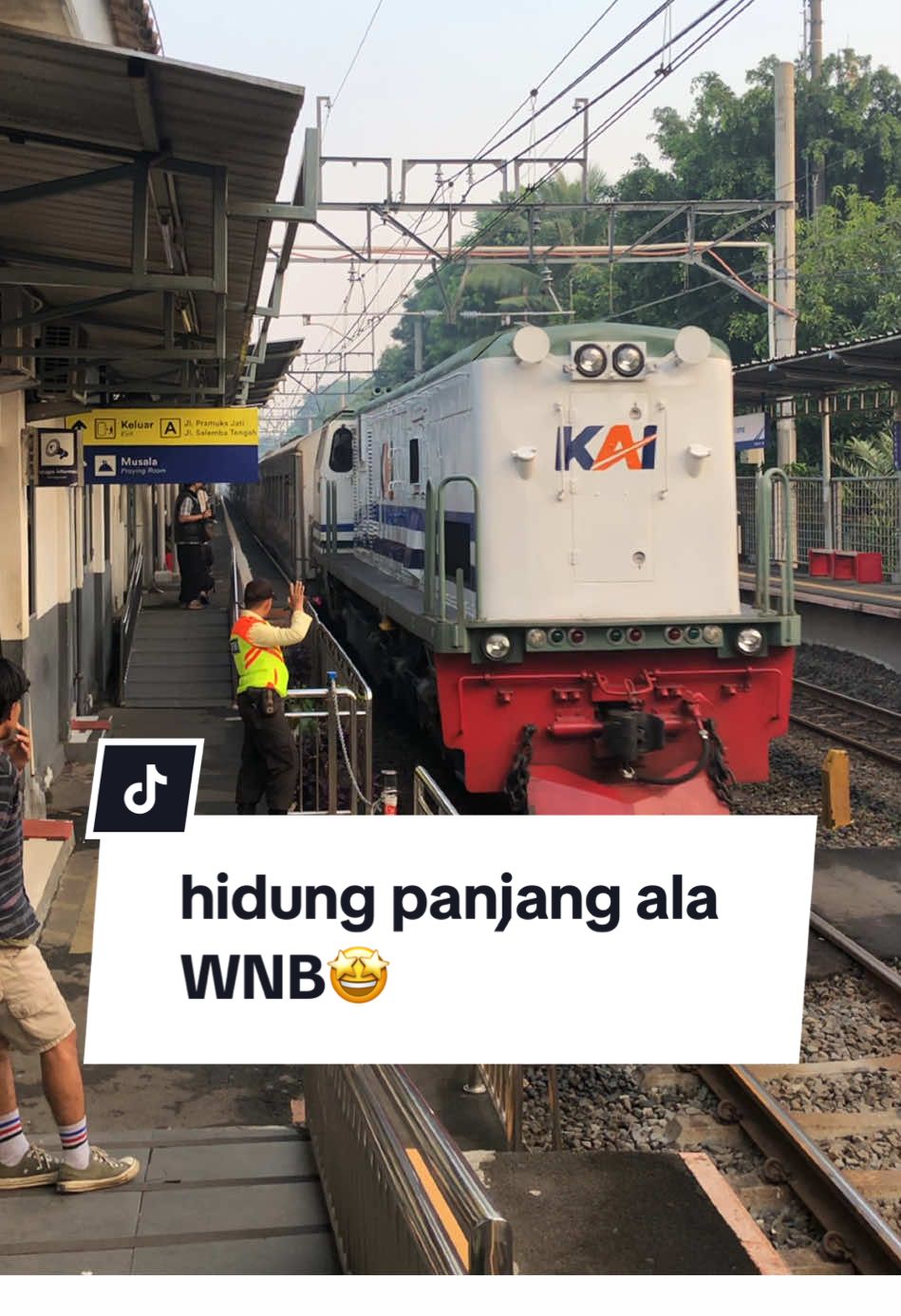 Berasa liat argo gede kalo liat posisi loko LH gini🤩 #keretaapi #jakarta #fyp #fypage #pasarsenen 