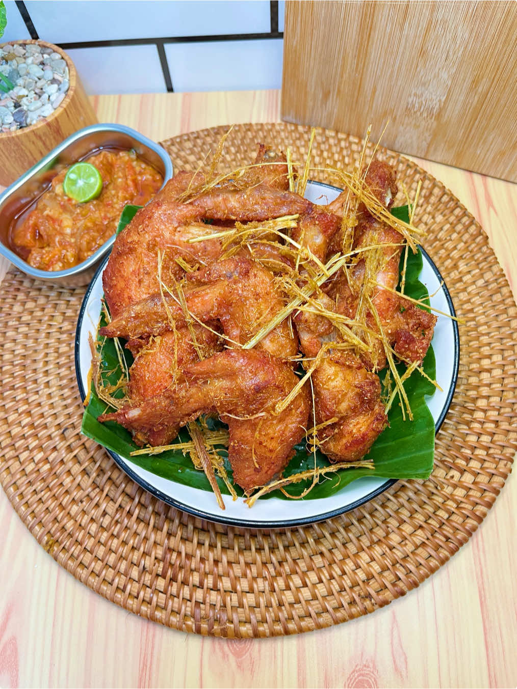 Ayam goreng sereh 🫶  Resep 👇 - ayam 500 gr  - sereh 3 batang di haluskan ( ambil bagian paling muda )  - bumbu Marinasi 1 sachet  - baput bubuk 2 sdt  - ladaku 1 sdt  - tampung maizena 2 sdm  - sereh 2 batang di tumbuk  #ayamgorengsereh #ayamgorengrempah #resepmasakan 