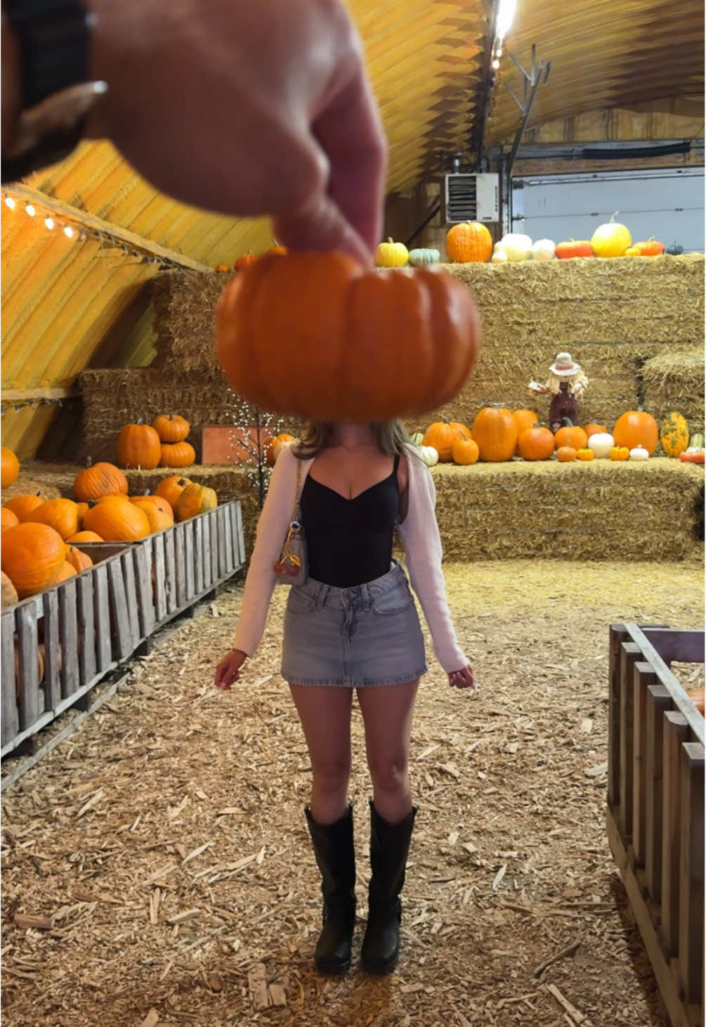 I just love fall season, also the fact that it’s this warm in October in winnipeg?? Perfect weather to visit the pumpkin patch 🎃  #pumpkinpatch #fallactivities #falloutfits #fyp #datenight 