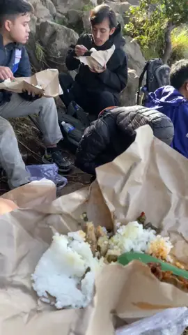 Sarapan with view lautan,kalian suka bawa nasi bungkus nggak kalau tektok  #fyp #fypage #lawumountain #lawuviacemorosewu 