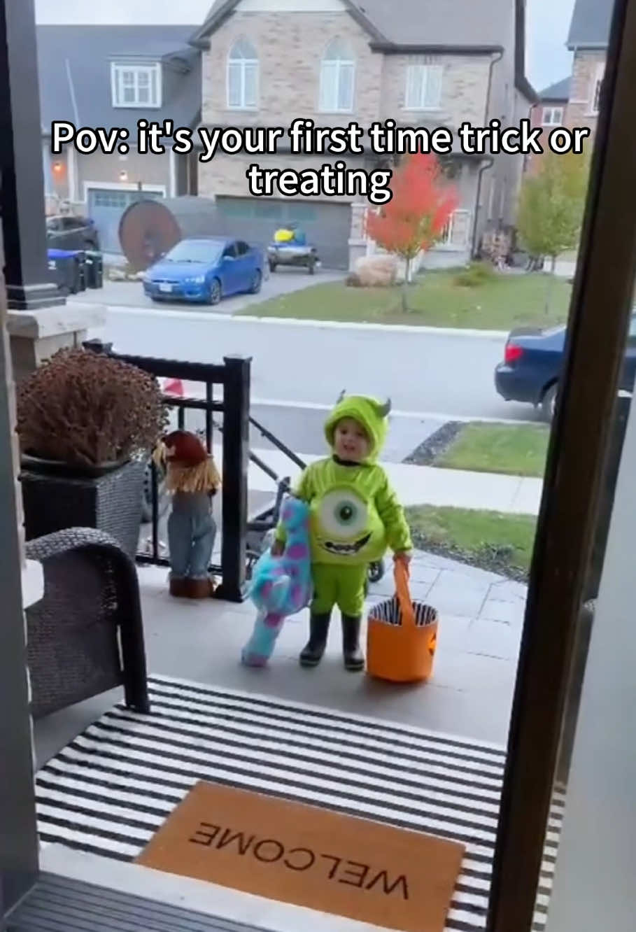 Babies first time trick or treat🤣🤣#funnytiktok #halloween #trickortreat #kids #fypシ゚viral 