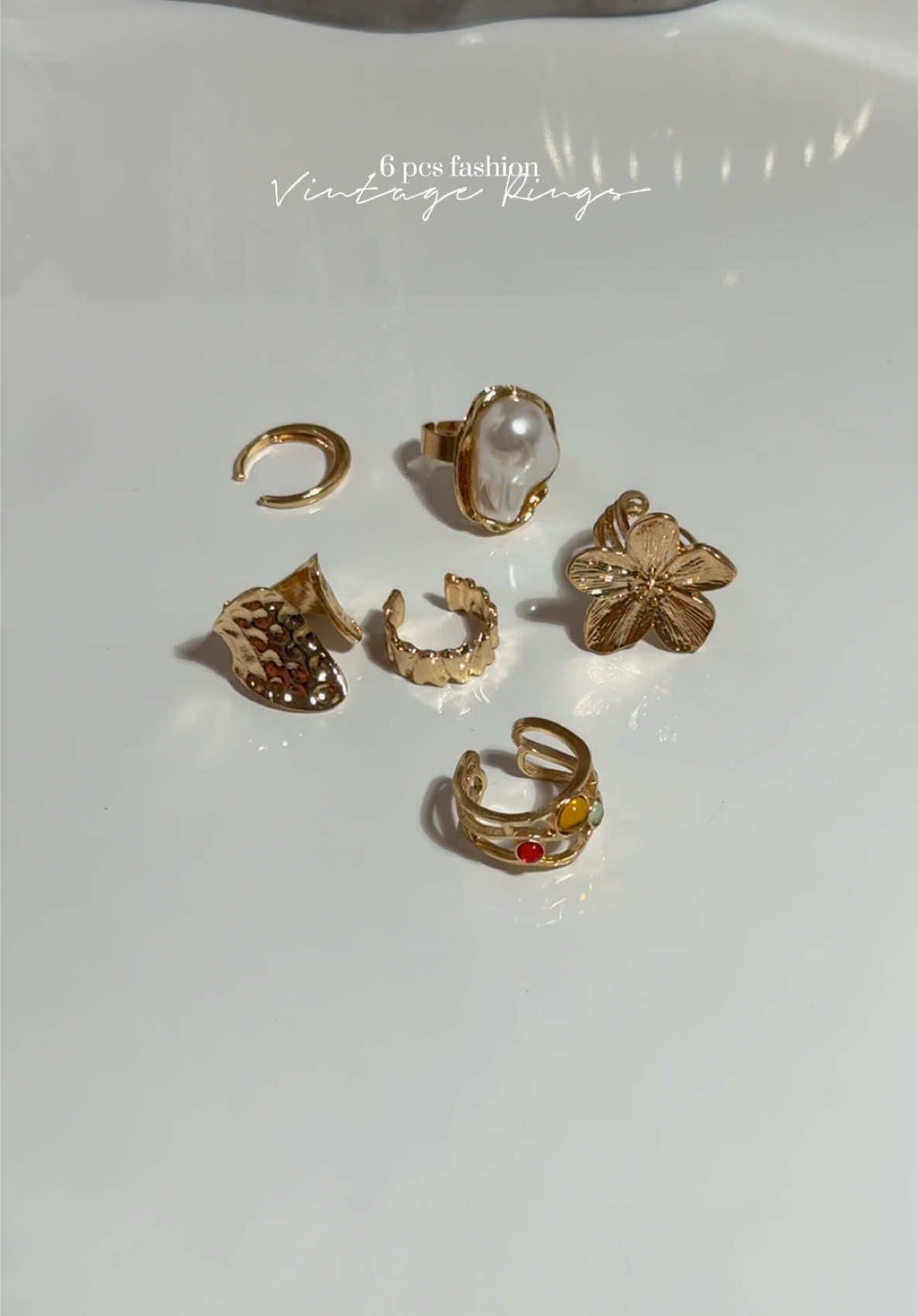 Yes, because one ring isn’t enough ✨🤍 I love this vintage rings so much 🫶 #vintagerings #flowerrings #6pcsringset #jewelry #fashionjewelry 