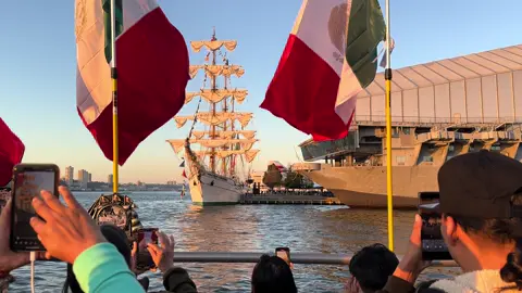 ✨🇲🇽⚓️ Con inmenso orgullo y emoción, la comunidad mexicana en New York abre sus brazos para recibir al Caballero de los Mares, el majestuoso Buque Escuela Cuauhtémoc. Hoy llegan 176 cadetes de la Secretaría de Marina, jóvenes que navegan con el alma llena de amor por México, portando en cada saludo el honor, la disciplina y la esperanza de una nación. Este encuentro es más que una visita… es un abrazo profundo entre México y su gente en el extranjero, una muestra viva de que la patria también se lleva en el corazón. 💙🤍❤️ Porque donde ondea nuestra bandera, ¡México vibra con fuerza y orgullo! 🇲🇽✨ #BuqueCuauhtémoc #CaballeroDeLosMares #OrgulloMexicano #MéxicoEnNY