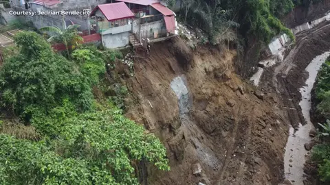 FLOOD CONTROL PROJECT SA SILANG, CAVITE GUMUHO KASUNOD NG MALALAKAS NA ULAN TINGNAN: Nakunan ng aerial footage ang gumuhong flood control project sa Barangay Biga 1 and Barangay Sabutan, Silang, Cavite nitong Huwebes, Oct. 2, bandang 12:30 PM. Ayon sa uploader, manipis at hindi maayos ang pagkakagawa sa proyekto. Gumuho ito matapos ang tuloy-tuloy na pag-ulan na dala ng Bagyong Paolo. 📷: Jedrian Bendecio