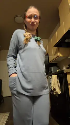 boutta go snuggle up in this commmmmfyyyy set ~ im wearing a small :) #loungewearwithpockets 