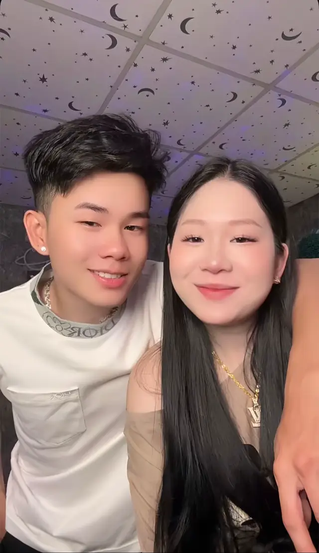 Em có thể bên anh đợi anh đi làm về đợi anh được về nhà , đồng hành cùng anh qua những ngày tháng anh chưa có gì . Nhưng sẽ buồn lắm nếu sau này anh có tất cả mà lại ở @𝗡𝗮𝗺 𝗗𝗶𝗼𝗿 bên người khác không phải là em ..