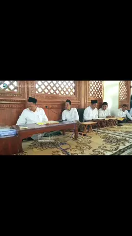 Gus Baha bukan hanya ahli tafsir al-Qur'an akan tetapi ahli juga dalam berbagai disiplin ilmu seperti tafsir, balaghah dan juga seorang penghafal al-qur'an. pada pertemuan ini, beliau juga seakan ahli di bidang ilmu mantiq / logika. Bukan Gus Baha kalau selalu menjelaskan sesuatu yang diutarakannya secara menyeluruh dan mudah dipahami.  #gusbaha #mantiq #logikagusbaha #ngajigusbaha #gusbahaviral 