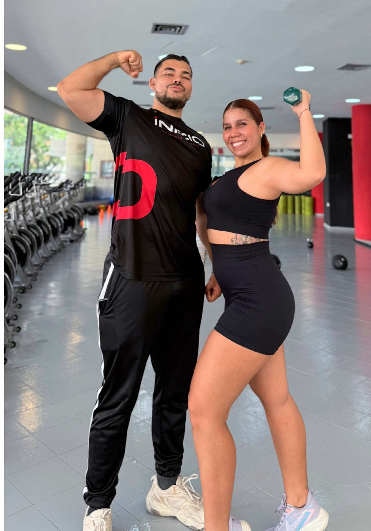Viernes de funcionales con Angel Pérez = piernas temblando 🔥, autoestima brillando ✨. No es solo el entrenamiento, es el flow 🎶. @Inizio Valencia Fitness tiene el ambiente 🏋️‍♀️. @Angel Perez tiene la fórmula 💪. Yo solo pongo las ganas… y el outfit 👟. El tiempo es ahora, no mañana ni el lunes 🚀. _____ #funcionales #InizioFit #gym #valenciacarabobo #ugccreator